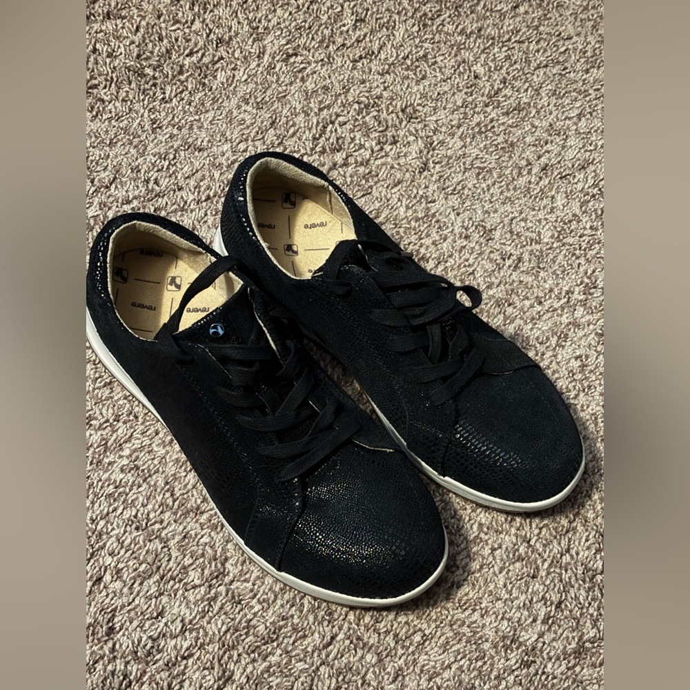 Black size 11 Revere shoes.